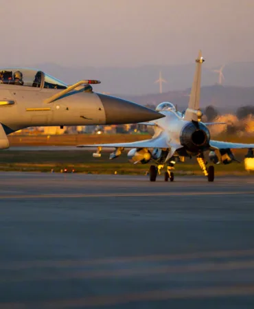 Çin, uzun menzilli muharebe için PL-17 füzesiyle J-10C'yi test ediyor