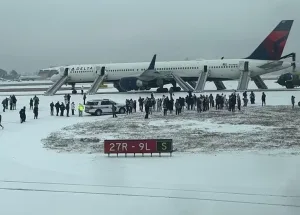 Felaketin-Eşiğinde!-Delta’nın-Boeing-757’sinin-Motoru-Kalkışta-Alev-Aldı