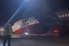 Max Air'in Boeing 737-4D7 Uçağı İnişte Ön İniş Lastikleri Patladı
