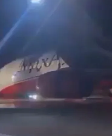 Max Air'in Boeing 737-4D7 Uçağı İnişte Ön İniş Lastikleri Patladı