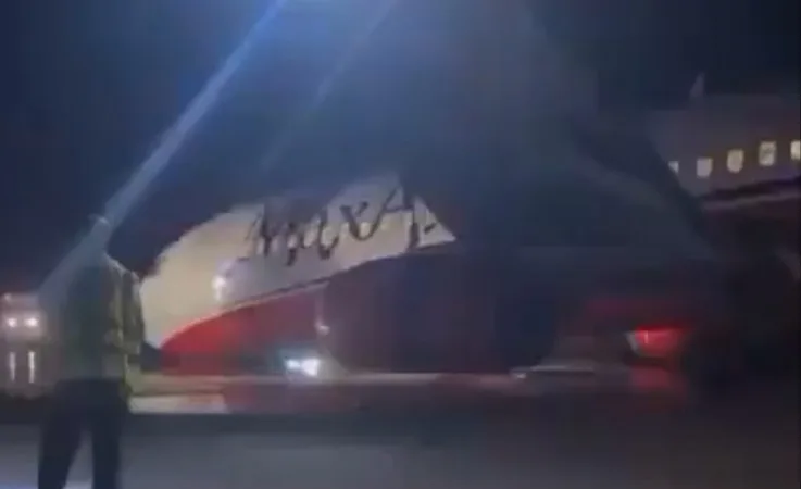 Max Air'in Boeing 737-4D7 Uçağı İnişte Ön İniş Lastikleri Patladı