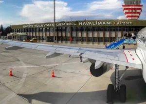 Süleyman Demirel Havalimanı’nda Yolcu Trafiği Gerilerken Kargo Taşımacılığı Zirve Yaptı