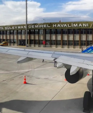 Süleyman Demirel Havalimanı’nda Yolcu Trafiği Gerilerken Kargo Taşımacılığı Zirve Yaptı