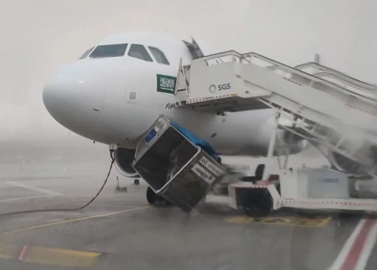 Cidde Havalimanı’nda Fırtına Kaosu: Bagajlar Havada Uçuştu!