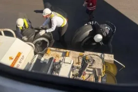 Haneda Havalimanı’nda Japan Airlines Uçağının Lastiği Patladı, Pist Kapatıldı