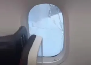 Türk-Hava-Yolları-TK801-Seferinde-Cam-Krizi-Boeing-789-Uçağı-Bandajla-Uçuş-Yaptı