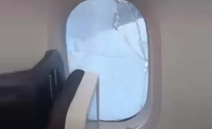 Türk Hava Yolları TK801 Seferinde Cam Krizi: Boeing 789 Uçağı Bandajla Uçuş Yaptı