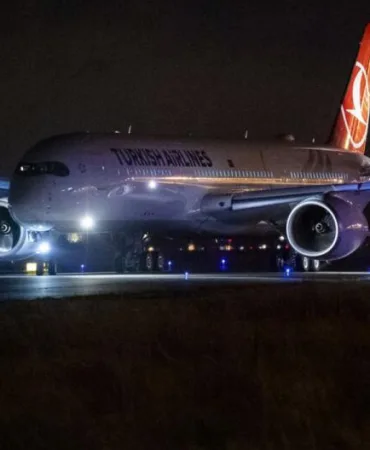 Türk Hava Yolları Uçağı Hindistan’a Zorunlu İniş Yaptı! 299 yolcu saatlerce uçak içerisinde mahsur kaldı