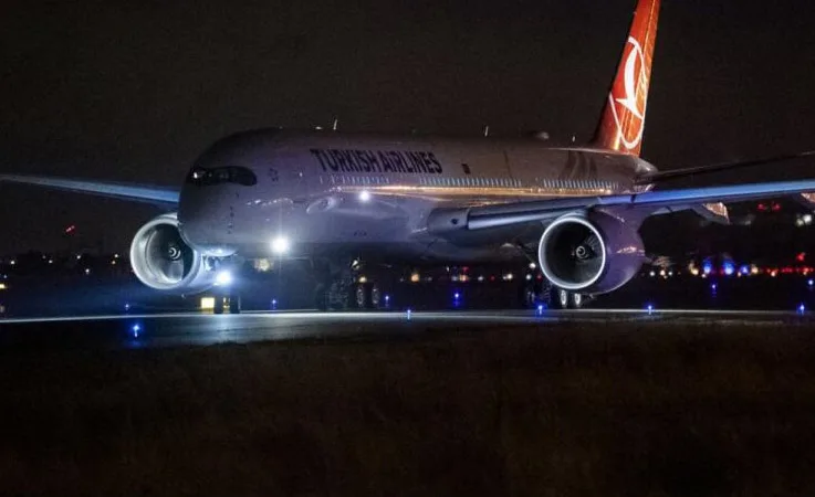 Türk Hava Yolları Uçağı Hindistan’a Zorunlu İniş Yaptı! 299 yolcu saatlerce uçak içerisinde mahsur kaldı 1 Türk Hava Yolları Haberleri Kripto Türk Hava Yolları Uçağı Hindistan’a Zorunlu İniş Yaptı! 299 yolcu saatlerce uçak içerisinde mahsur kaldı