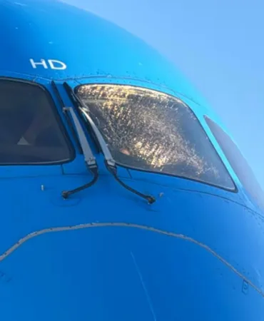 Hollanda Kraliçesi'ni Taşıyan KLM Uçağında Kokpit Camı Çatladı