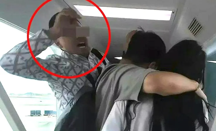 Hong Kong Havayolları Uçuşunda Çiftin Olaylı Davranışları Yolcuları Çileden Çıkardı!