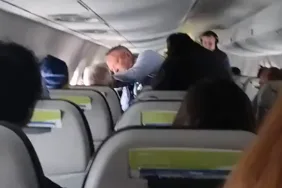 Alaska Havayolları Uçağında Panik! Psikoz Hastası Yolcu Dehşet Saçtı