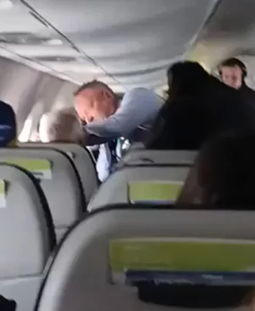 Alaska Havayolları Uçağında Panik! Psikoz Hastası Yolcu Dehşet Saçtı