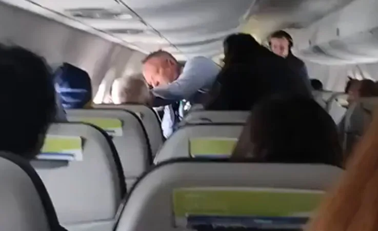 Alaska Havayolları Uçağında Panik! Psikoz Hastası Yolcu Dehşet Saçtı