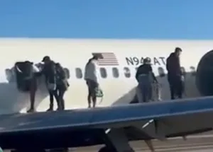 Smoke-Alarm-on-Delta-Air-Lines-Plane-Emergency-Evacuation-Conducted!