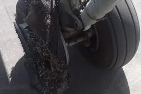 Cezayir’de Uçağın Lastiği Kalkışta Patladı!