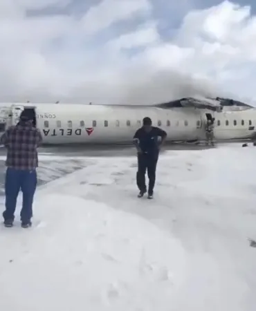 Toronto'da Delta Uçağı Sert İniş Sonrası Devrildi: En Az Sekiz Yaralı