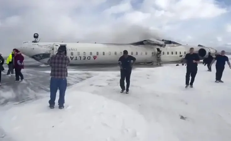 Toronto’da Delta Uçağı Sert İniş Sonrası Devrildi: En Az Sekiz Yaralı