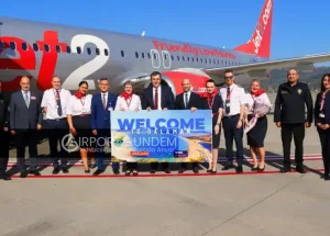 İngiltere’den-Gelen-İlk-Turist-Kafilesi-Dalaman’da-Çiçeklerle-Karşılandı