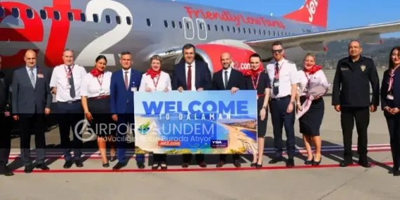 İngiltere’den Gelen İlk Turist Kafilesi Dalaman’da Çiçeklerle Karşılandı