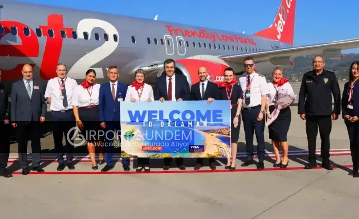 İngiltere’den Gelen İlk Turist Kafilesi Dalaman’da Çiçeklerle Karşılandı