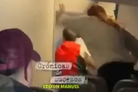 Uçakta Şok Anlar! Acil Çıkış Kapısını Açmaya Çalışan Yolcu Güçlükle Durduruldu!