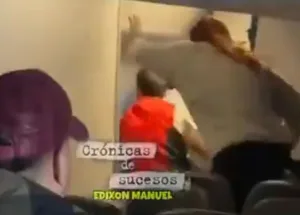 Shocking-Moments-on-the-Airplane!-The-passenger-who-tried-to-open-the-emergency-exit-door-was-stopped-with-difficulty!