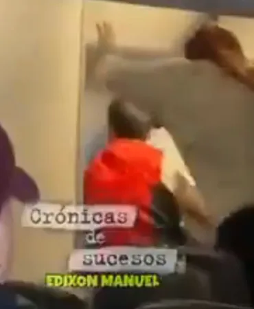 Uçakta Şok Anlar! Acil Çıkış Kapısını Açmaya Çalışan Yolcu Güçlükle Durduruldu!