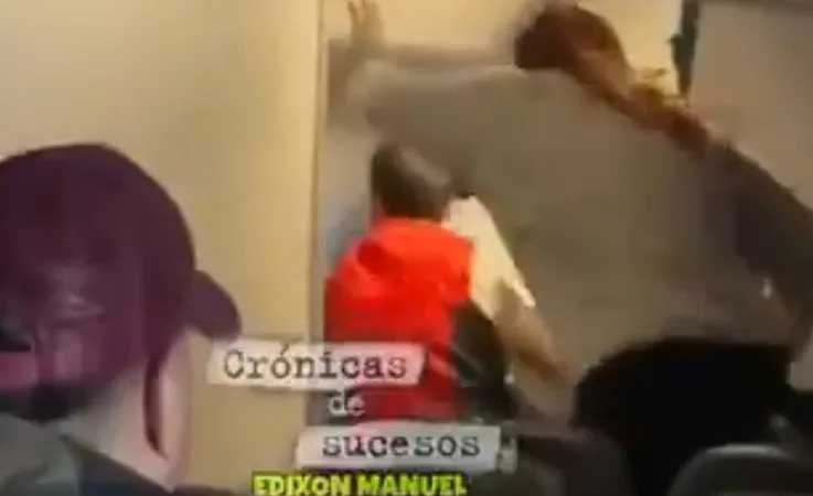 Uçakta Şok Anlar! Acil Çıkış Kapısını Açmaya Çalışan Yolcu Güçlükle Durduruldu!