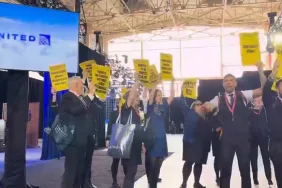 United Airlines’ta Kriz Derinleşiyor: Protestoya Katılan Görevliler Görevden Alındı