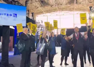 United-Airlines’ta-Kriz-Derinleşiyor-Protestoya-Katılan-Görevliler-Görevden-Alındı