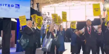 United Airlines’ta Kriz Derinleşiyor: Protestoya Katılan Görevliler Görevden Alındı