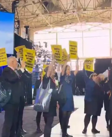 United Airlines’ta Kriz Derinleşiyor: Protestoya Katılan Görevliler Görevden Alındı