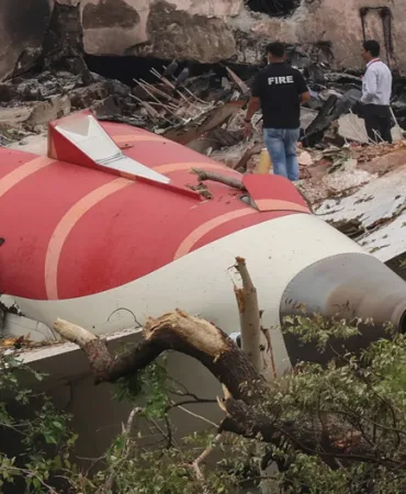 Air India Uçağı Yerleşim Yerine Düştü: Ölü Sayısı 265’i Aştı