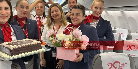 Corendon’dan Kabin Amirine Çiçekli Veda