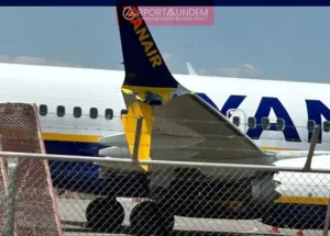 Ryanair-737-MAX,-Taksi-Sırasında-Çite-Çarptı