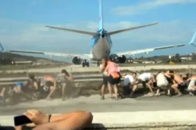 Skiathos’ta Uçak İzlerken Hastanelik Oldular