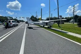 Cessna Uçağı Trafikte Otomobile Çarptı