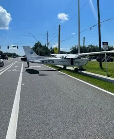 Cessna Uçağı Trafikte Otomobile Çarptı