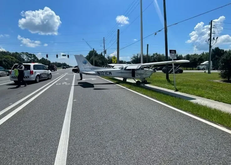 Cessna Uçağı Trafikte Otomobile Çarptı