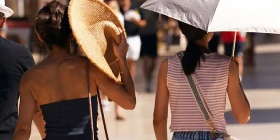 İngiliz Tatilciler 42 Derecelik Türkiye Sıcaklığını Konuşuyor