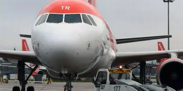 İzmir Uçağında Tıbbi Acil Durum! EasyJet Geri Döndü
