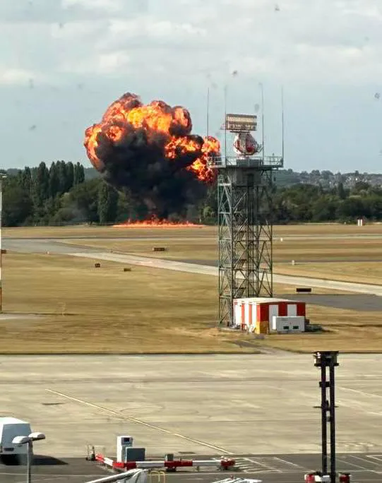 Havalanan Uçak Saniyeler İçinde Çakıldı: Patlama ve Alev Topu!