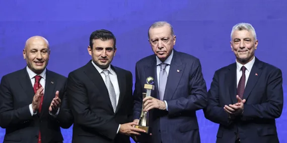 Selçuk Bayraktar, İhracat Ödülünü Cumhurbaşkanı Erdoğan’dan Aldı 19 Baykar Baykar Selçuk Bayraktar, İhracat Ödülünü Cumhurbaşkanı Erdoğan’dan Aldı