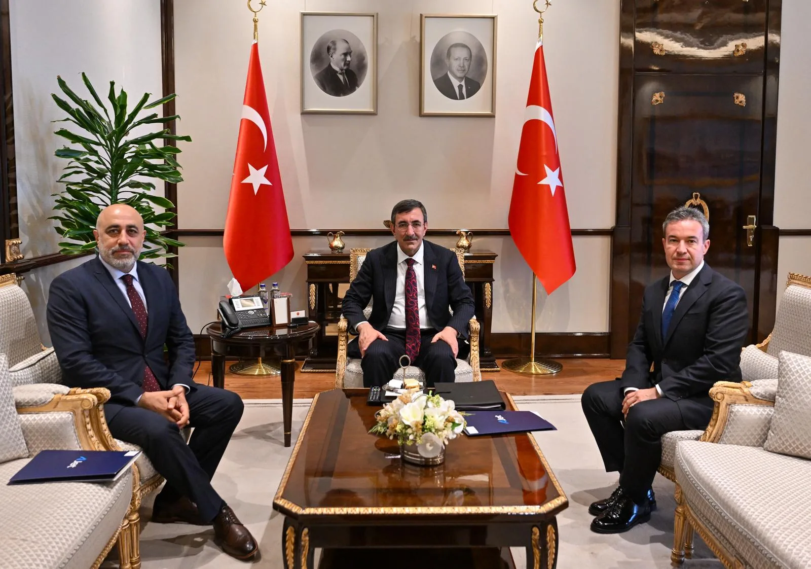 AJet’in Projeleri Cumhurbaşkanlığı’nda Masadaydı 1 Ajet Hava Yolları Haberleri AJet Cumhurbaşkanı Yardımcısı Cevdet Yılmaz, AJet Genel Müdürü Kerem Sarp ile bir araya geldi. Görüşmede AJet’in yeni uçuş hatları, Ada Kıbrıs ve Ankara+ projeleri ile Türkiye’nin havacılık vizyonu değerlendirildi.