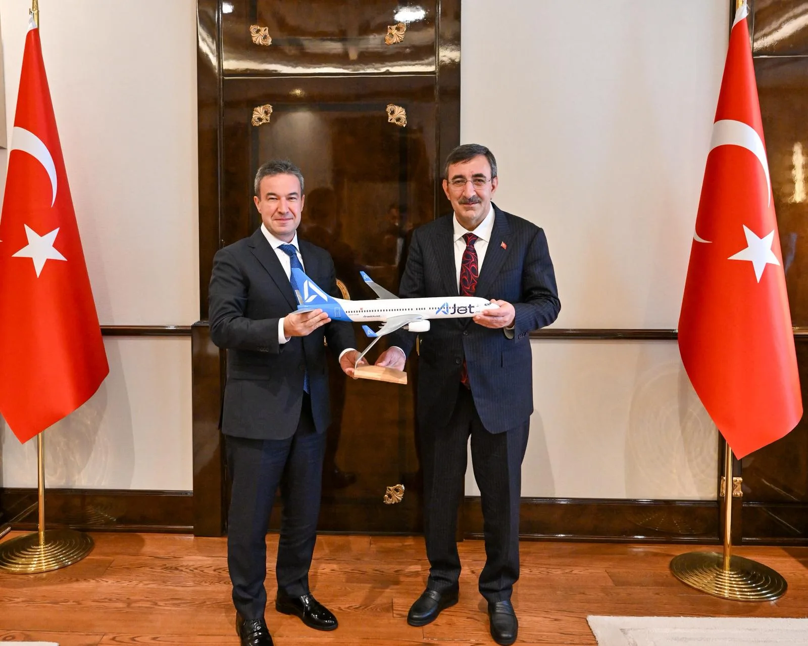 AJet’in Projeleri Cumhurbaşkanlığı’nda Masadaydı 2 Ajet Hava Yolları Haberleri AJet Cumhurbaşkanı Yardımcısı Cevdet Yılmaz, AJet Genel Müdürü Kerem Sarp ile bir araya geldi. Görüşmede AJet’in yeni uçuş hatları, Ada Kıbrıs ve Ankara+ projeleri ile Türkiye’nin havacılık vizyonu değerlendirildi.
