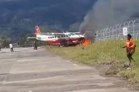 Endonezya’da Kargo Uçağı Pistten Çıktı, Alev Aldı