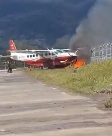 Endonezya’da Kargo Uçağı Pistten Çıktı, Alev Aldı