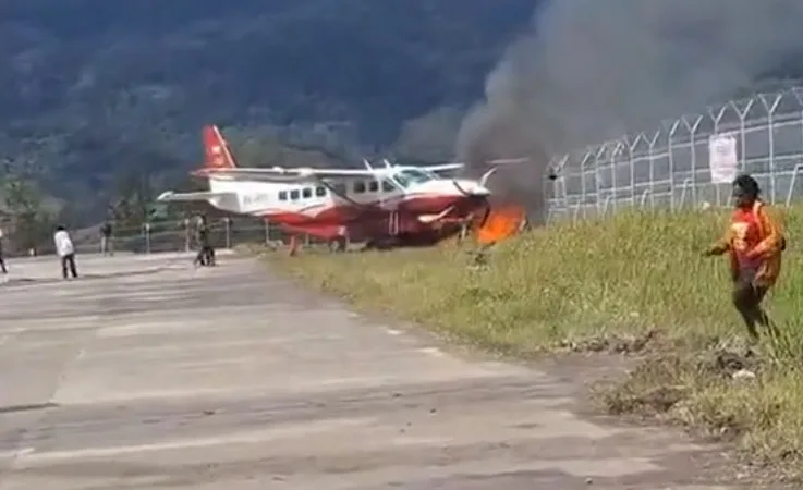 Endonezya’da Kargo Uçağı Pistten Çıktı, Alev Aldı