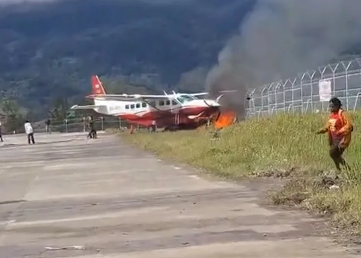 Endonezya’da Kargo Uçağı Pistten Çıktı, Alev Aldı